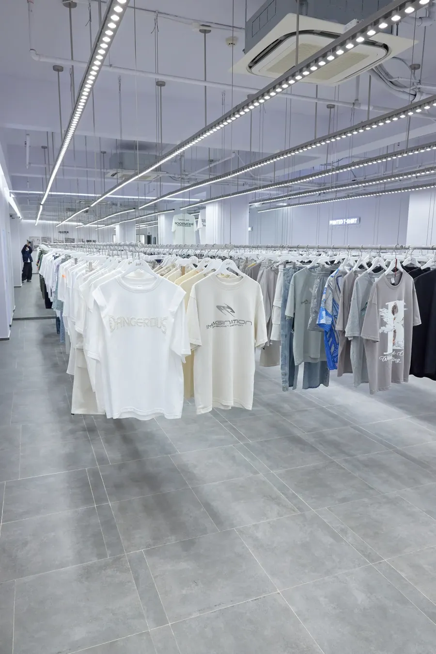 捷展线下展厅里的服装陈列